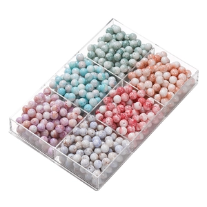 Détail de perles en verre marbré de 10mm dans une boîte de rangement à 6 compartiments