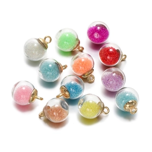 Vue détaillée de perles colorées dans des pendentifs en verre avec des calottes dorées