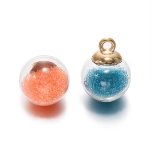 Détail de breloques en verre à bulles colorées avec billes pour la création de bijoux