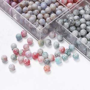 Gros plan de perles en verre marbré de 10mm avec effet feuille d'or pour bijoux DIY