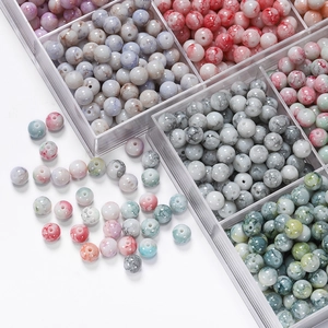 Vue macro de perles de verre marbré de 10mm de style impressionniste pour bijoux DIY