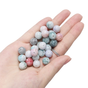 Gros plan de perles en verre craquelé de 10mm en couleurs assorties pour bijoux DIY