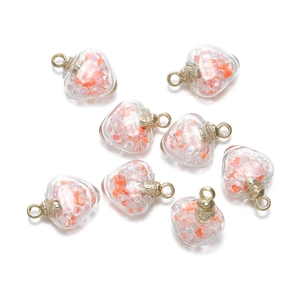 Détail de huit pendentifs en verre en forme de cœur avec éclats de cristaux oranges
