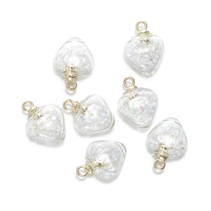 Vue détaillée de pendentifs en verre en forme de cœur remplis de cristaux irisés