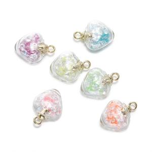 Vue détaillée de pendentifs fraises en verre coloré pour la création de bijoux DIY