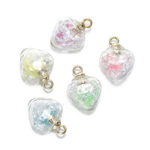 Lot de cinq pendentifs en verre en forme de cœur remplis de pierres de cristal colorées