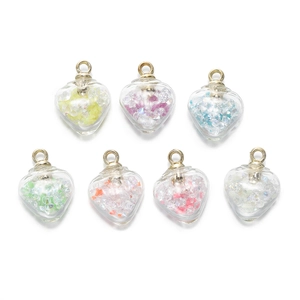 Détail macro de sept pendentifs cœurs en verre coloré avec capuchons dorés pour le DIY
