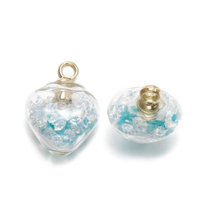 Gros plan de pendentifs en verre en forme de cœur remplis de pierres bleues irisées