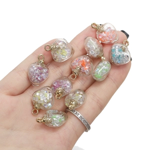 Pendentifs boules de verre en forme de cœur coloré pour la création de bijoux sur main
