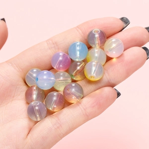 Dettaglio macro di perle in vetro sfumato 8mm per gioielli fai da te e braccialetti