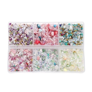 Detailweergave van 6-vaks doos met kleurrijke onregelmatige glasstenen voor DIY nagelkunst