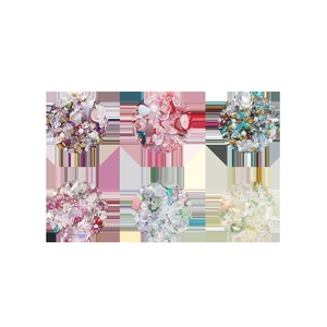 Detailopname van kleurrijke iriserende glasscherven en schelpstukjes voor DIY nail art