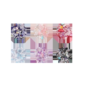 Macro-opname van zes sets kleurrijke glasstenen voor DIY nail art decoratie-accessoires