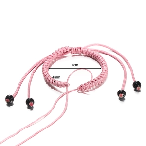 Detail van roze gevlochten koordarmband met 4 mm dikte en 4 cm binnendiameter