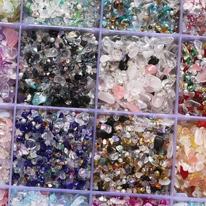 Macro-opname van iriserende glazen stenen en parels in een paarse DIY-opbergdoos