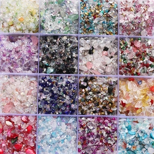 Gedetailleerd overzicht van 16-vaks doos met kleurrijke edelstenen voor nagelkunst en DIY