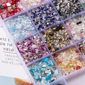 Detail van kleurrijke onregelmatige glasstukjes en parels voor DIY nagelkunst en sieraden