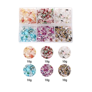 Onregelmatige gemengde glasfragmenten en kleurrijke stenen voor DIY-nagelkunst en hobby