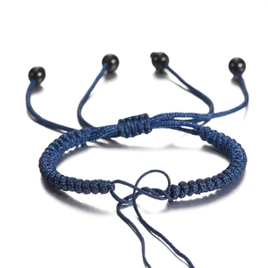 Detailweergave van de handgeweven donkerblauwe armband met verstelbare koorden en kralen
