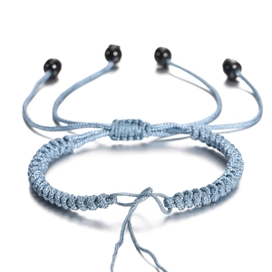 Handgemaakte geweven lichtblauwe armband met verstelbare sluiting en zwarte sierkralen