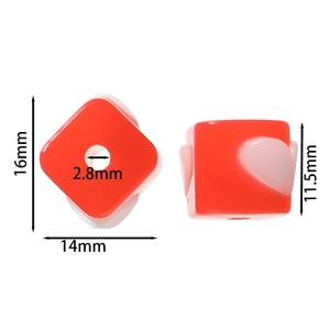 Detailansicht der 16mm quadratischen Acrylperle mit rosa Herz für DIY-Schmuck