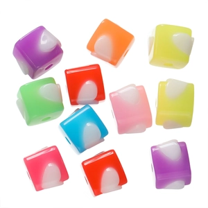 Bunte Acryl-Quadratperlen mit weißen Herzmustern für die Herstellung von DIY-Schmuckstücken