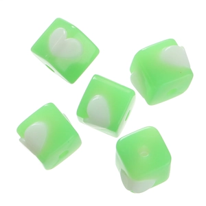 Grüne Acryl-Quadratperlen mit weißen Herzmustern für DIY-Schmuck und Handyketten