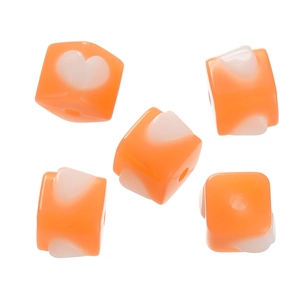 Nahaufnahme orangefarbener Acryl-Würfelperlen mit Herzmuster für DIY-Schmuckherstellung