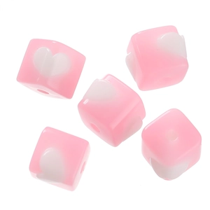 Detail von rosa Acrylherz-Würfelperlen für DIY-Schmuck und Handykettenherstellung