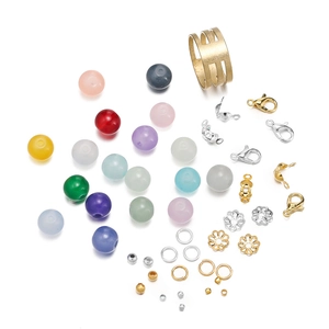 Flachbild von bunten DIY-Schmuckset mit Glasperlen und goldenen Metallteilen