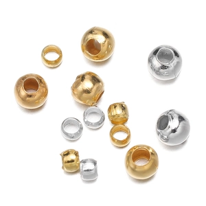 Detailansicht verschiedener goldener und silberner Metallperlen für DIY Schmuckherstellung