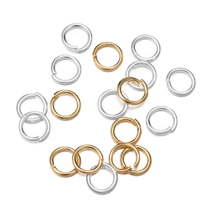 Makro-Detail von goldenen und silbernen Biegeringen für DIY-Schmucksets