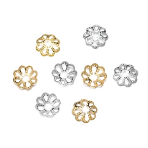 Detailansicht goldener und silberner Blumen-Abstandshalter für DIY-Schmucksets