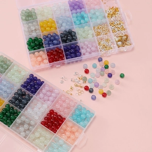 Bastelset für Schmuck mit bunten Glasperlen und Metallzubehör in Sortierboxen