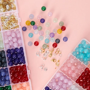 DIY Schmuckset mit bunten Glasperlen und Metallzubehör in einer Kunststoff-Lagerbox