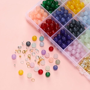 Detailansicht des 24-Gitter-DIY-Schmucksets mit bunten Perlen und Metallzubehör