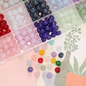 Makroaufnahme bunter Glasperlen für DIY-Schmucksets mit Box und Metallzubehör
