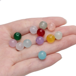 Nahaufnahme bunter runder Glasperlen in der Hand für DIY Schmuckherstellung Sets