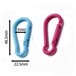 Dettaglio di moschettoni in alluminio colorato a forma di pera con dimensioni di 48,5 mm
