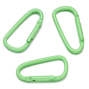 Tre moschettoni in alluminio verde chiaro opaco con chiusura a molla su sfondo bianco
