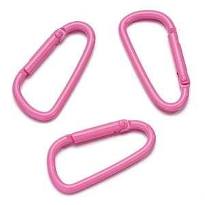Tre moschettoni in alluminio rosa brillante a forma di D con clip a molla su sfondo bianco
