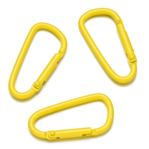 Tre moschettoni a D in alluminio giallo brillante con chiusura a molla su sfondo bianco