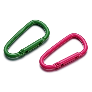 Dettaglio di moschettoni a D in alluminio colorato nei toni verde erba e rosa