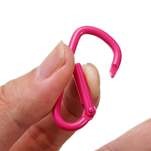 Primo piano di moschettone in alluminio rosa con chiusura a molla per accessori fai-da-te