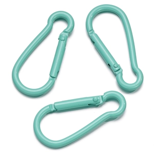 Tre moschettoni in alluminio verde menta a forma di pera con chiusura a molla su sfondo bianco