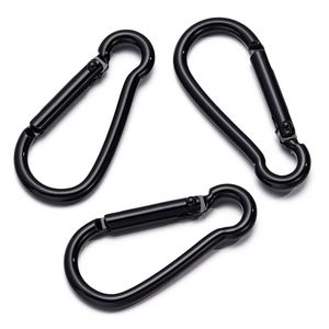 Dettaglio di tre moschettoni in alluminio nero lucido a forma di pera su fondo bianco