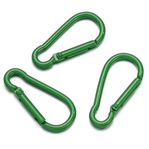 Tre moschettoni in alluminio verde a forma di D con finitura laccata su sfondo bianco