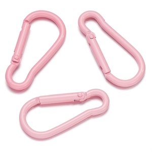 Tre moschettoni in alluminio rosa con chiusura a molla su uno sfondo bianco puro