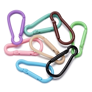 Dettaglio di moschettoni in alluminio opaco in vari colori caramella per accessori fai da te