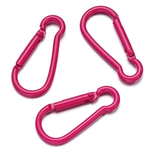 Tre moschettoni in alluminio magenta a forma di pera con chiusure a molla su sfondo bianco